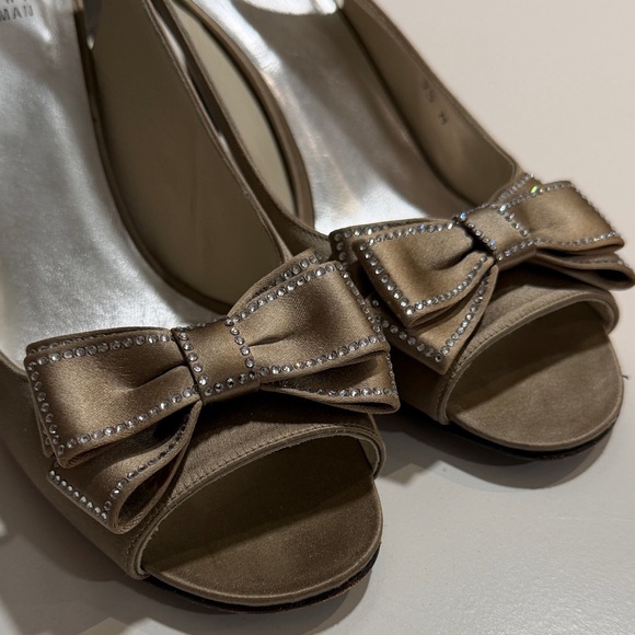 2/35$❤️Stuart Weitzman Tan Heels with Bow Detail - Picture 4 of 7